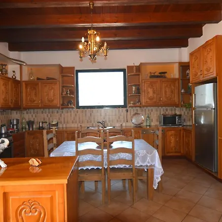 Hotel Erietas House *